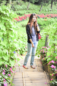 肖像亚洲年轻女人快乐和 Doi 董花园， 生署的微笑