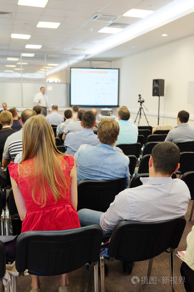 听众在听会议大厅的演技