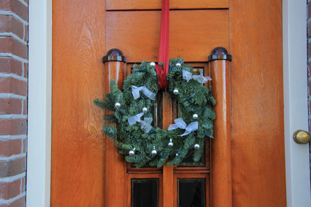 与在门上装饰的经典圣诞花环