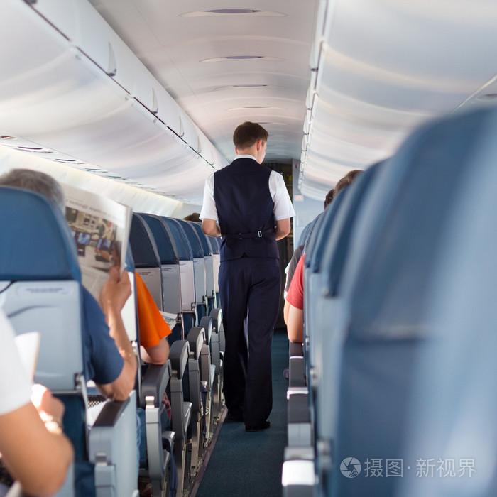 在飞机上的乘务员