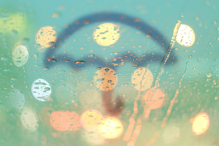 雨滴和伞写在窗口与光散景下, 雨天