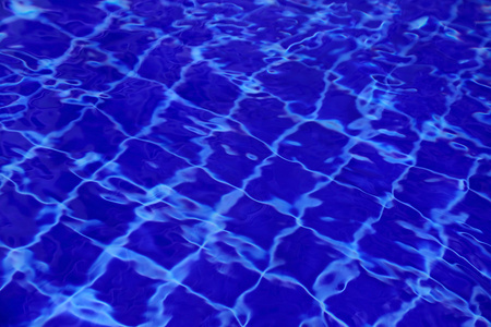 中波在游泳池内的水的背景