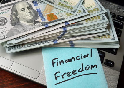 财务自由概念与笔记本的纸上
