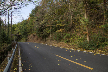 山区道路弯曲，汽车广告背景