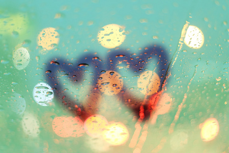 雨珠和两颗心写在窗口与光散景雨