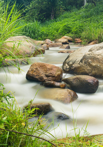 小溪流水和岩石图片