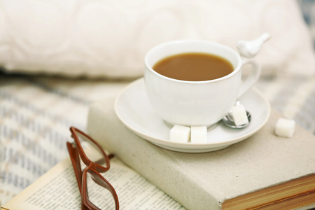 杯咖啡，在客厅里的沙发上的书