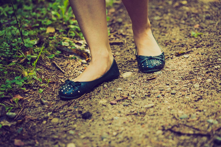 在森林中行走的女孩腿的特写照片