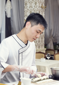 日本厨师在餐厅制作寿司卷图片