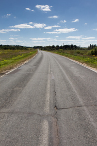 空的沥青道路视角