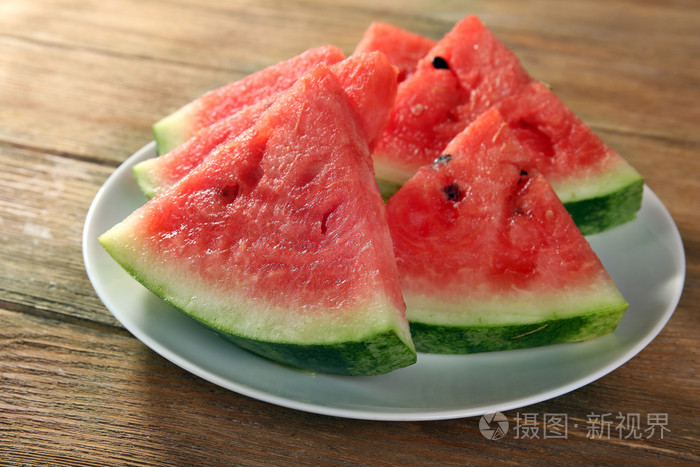 木制的桌子上成熟西瓜片关闭