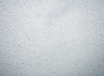 许多人困在挡风玻璃背景的雨滴