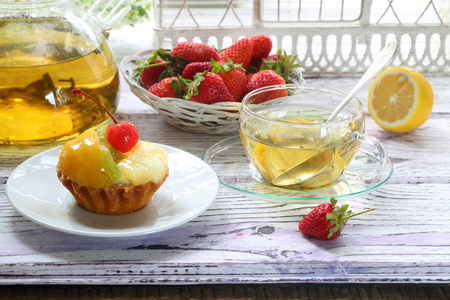 用水果和柠檬茶在一个透明的杯子蛋糕