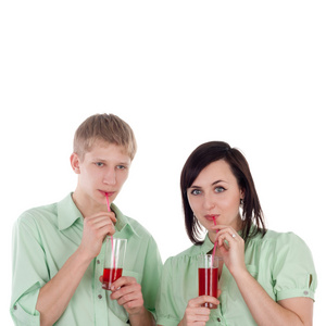 年轻的男孩和女孩喝果汁
