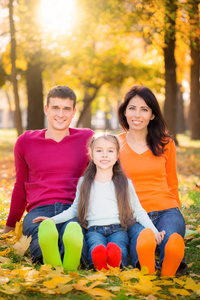 幸福的家庭，在秋天的公园