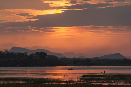 阿鲁加姆湾泻湖，斯里兰卡的夕阳