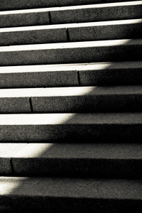 与经典单色风格的影子的混凝土楼梯