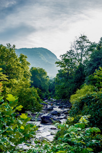 河流流过山岩层