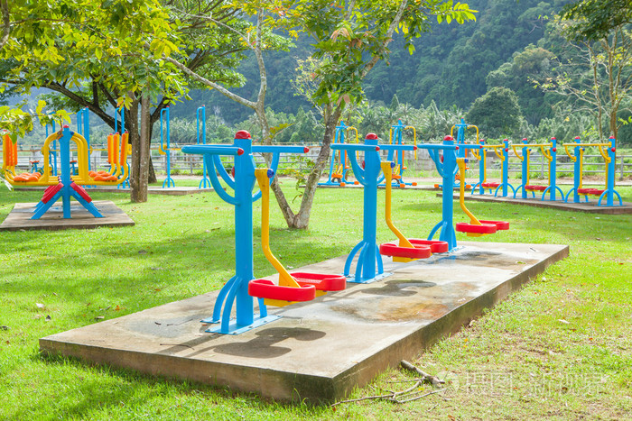 健身器材在公共公园在早上在泰国