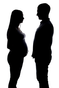 怀孕的妇女和年轻人的剪影