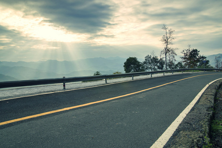 蜿蜒的道路背景