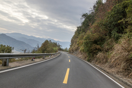 蜿蜒的道路背景