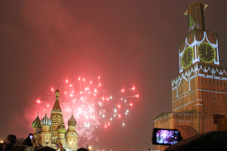 在新的一年的晚上，在户外的莫斯科烟花