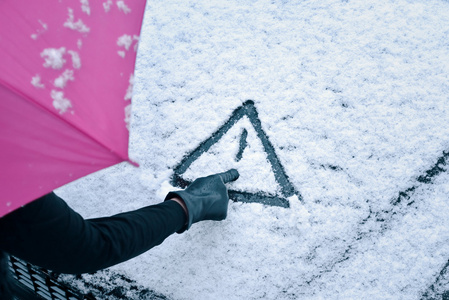 小心雪手工绘制的警告标志