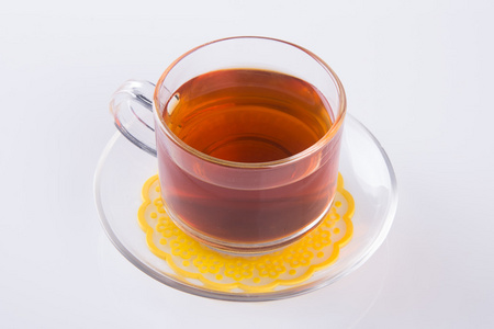 在玻璃杯或玻璃杯红茶在背景上茶