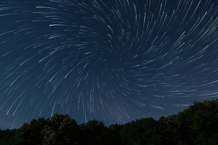 美丽的夜晚天空美丽星星涡凝视游戏 明星发挥森林深处的夜空