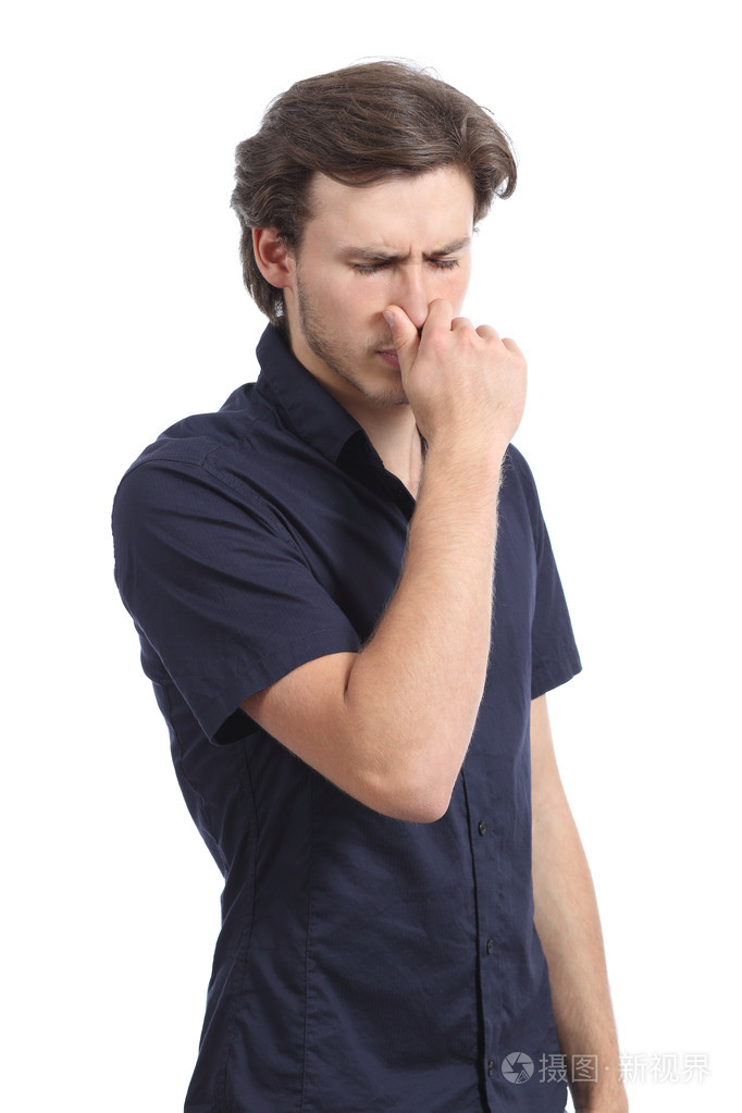 男人抱着他的鼻子嗅到臭味