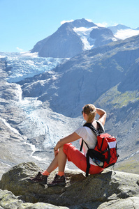 旅行者在 thetrift 冰川
