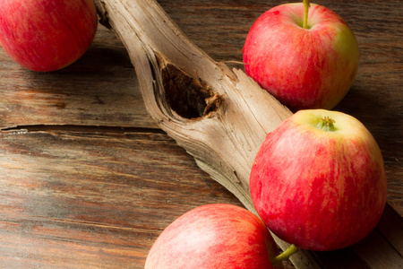 成熟的红苹果，木制的背景