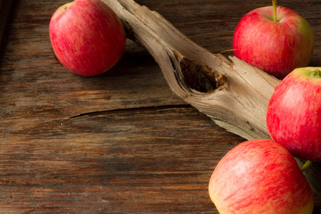 成熟的红苹果，木制的背景