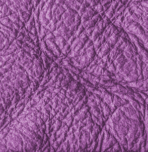 紫罗兰色起皱的皮革纹理特写