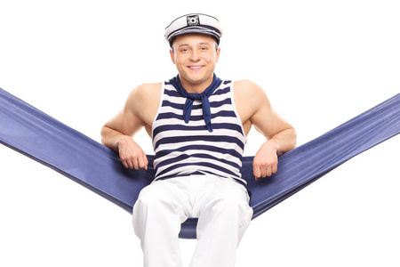 年轻的水手，坐在一张吊床上