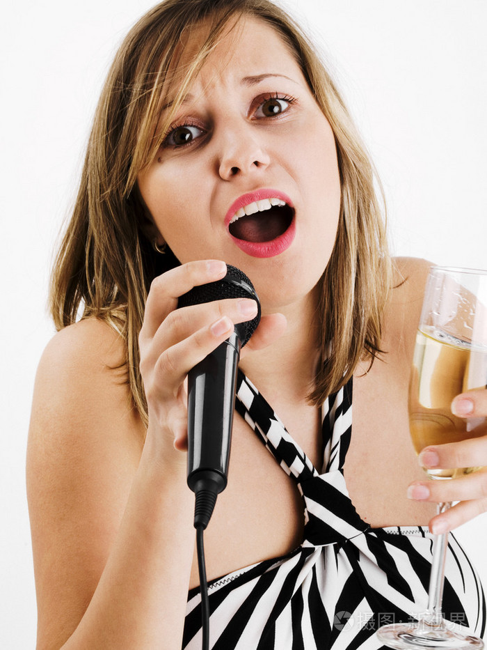 带麦克风唱歌的女孩