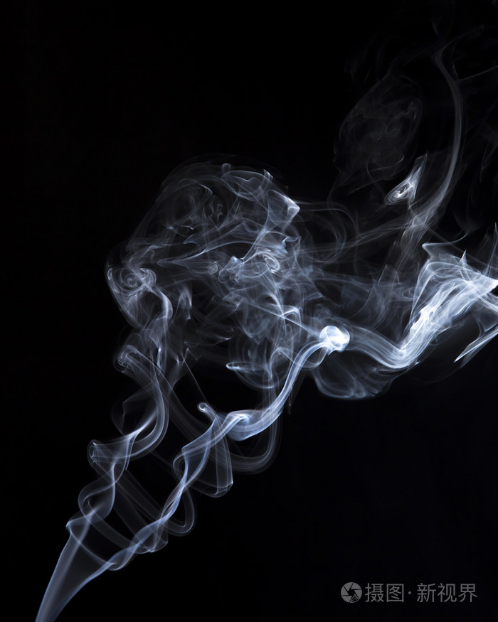 在黑色背景上的烟气分离