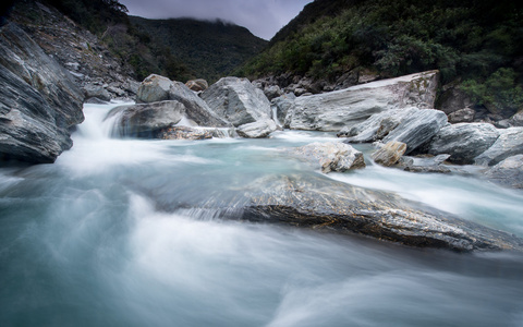 山区河流和岩石