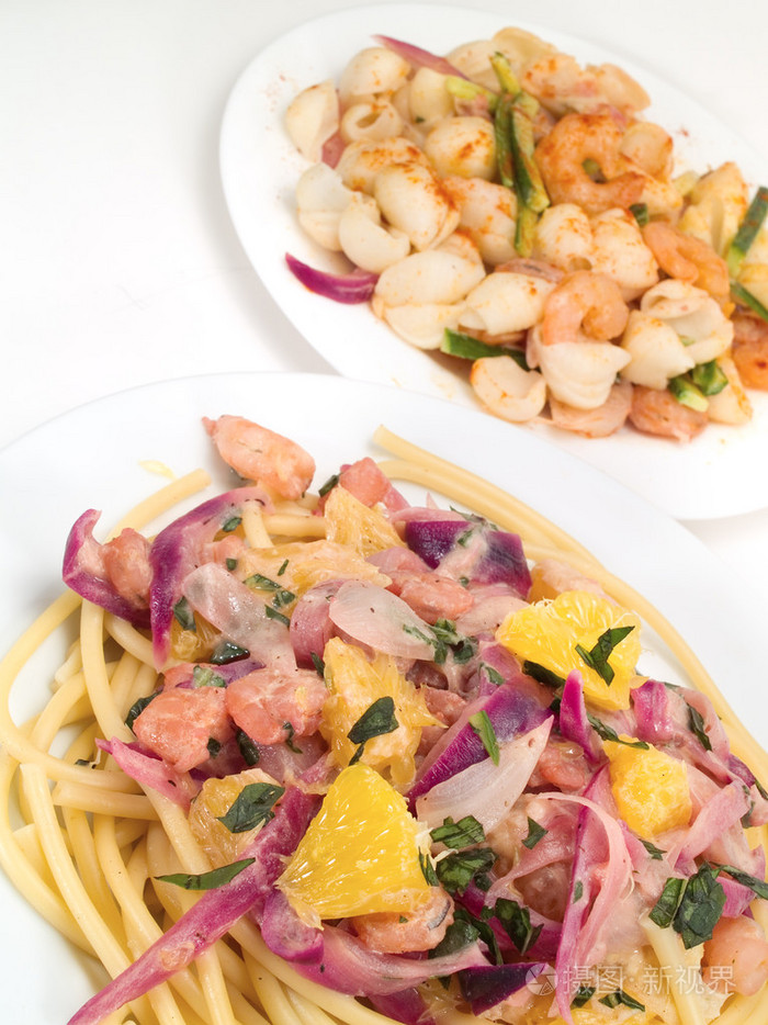 在背景上可口的饭菜