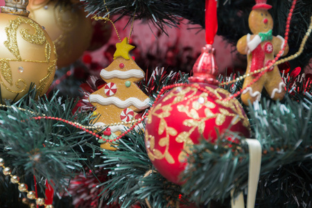 圣诞树，圣诞树和饼干在红色和绿色包装 气球礼物