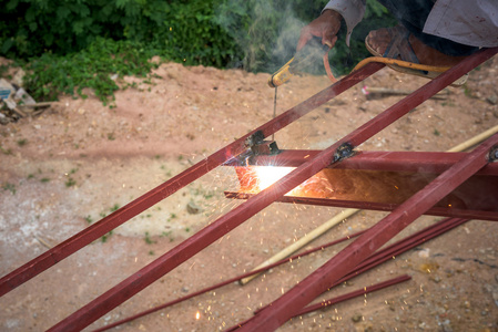 在屋顶的建筑工地工作的劳动