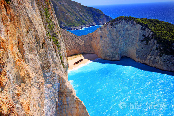 Navagio 沉船海滩 在日落时，希腊扎金索斯岛上