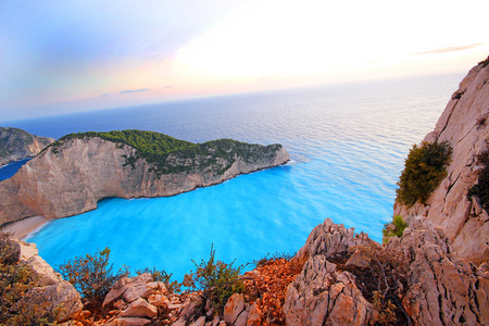 Navagio 沉船海滩 在日落时，希腊扎金索斯岛上