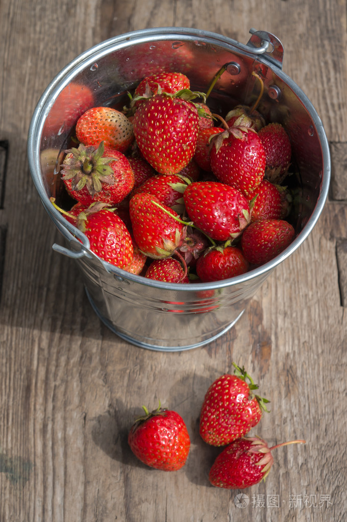 草莓在一桶