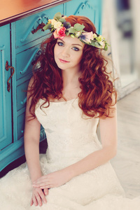 现代和时尚的红发新娘在上她的他的花环