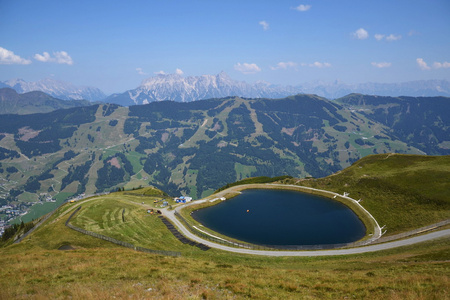 在阿尔卑斯山高山湖与田园夏日风景