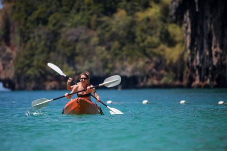 白种人的女人在泰国海上皮划艇