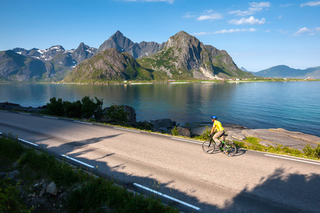骑自行车在挪威反对如画的风景图片