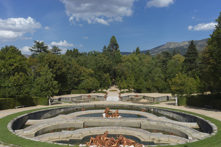 圣伊尔德丰索格拉尼亚德花园的纪念碑